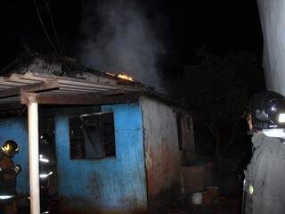 Bombeiros tentam controlar incêndio em casa no Jóquei Clube (Foto: Adilson Lente Nervosa)