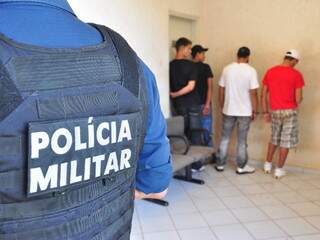 Jovens, sendo três menores de idade, foram detidos por roubo a militares. (Foto: João Garrigó)