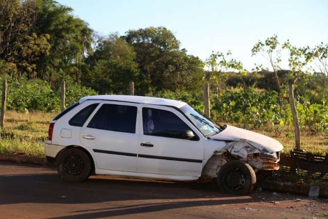 Atingido por carro, poste amea&ccedil;a cair e moradores est&atilde;o sem energia