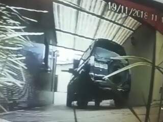 O veículo em que estava a mulher presa e o ex-superintendente na entrada de motel. (Foto: Reprodução vídeo)