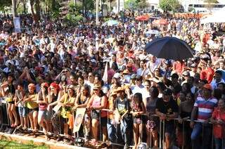 Festa do trabalhador levou 7 mil pessoas à Praça do Rádio e governador recebeu homenagem (Foto: Alcides Neto)