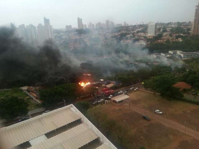 Inc&ecirc;ndio em terreno baldio se alastra e atinge dep&oacute;sito de madeira
