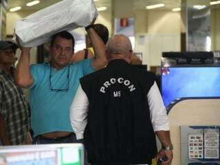 Fiscal do Procon em loja no Centro durante a Black Friday (Foto: Marcos Ermínio)