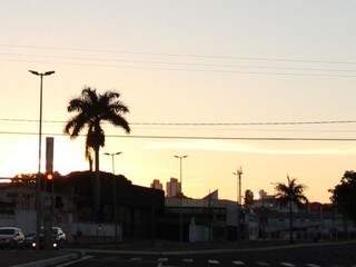 Sol já brilha forte nas primeiras horas do dia na capital sul-mato-grossense  (Foto: Saul Schramm)