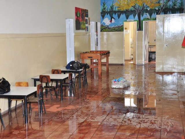  Escola adia in&iacute;cio das aulas por causa de alagamento provocado pela chuva