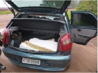 Droga era transportada no porta-malas do carro (Foto: PMR)