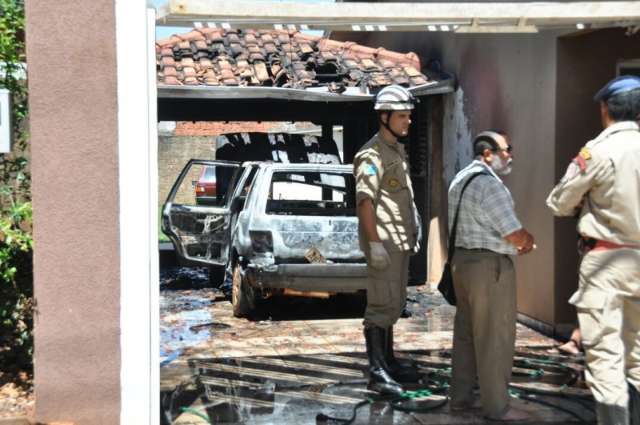 Carro pega fogo dentro da garagem e causa p&acirc;nico em moradores
