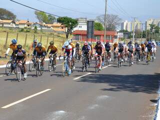 Atletas de várias categorias participaram da competição, válida pelo Campeonato Brasileiro de Ciclismo (Foto: Nyelder Rodrigues)