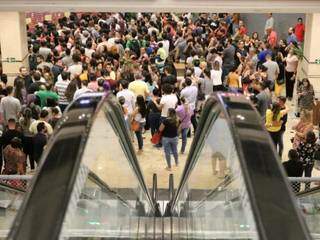 No Shopping Campo Grande, várias pessoas aguardam dar 00h para ir as compras (Foto: Marcos Maluf)