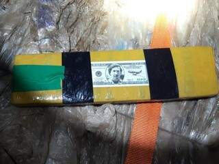 Tablete de maconha com adesivo de Pablo Escobar estava em carga apreendida hoje na Capital (Foto: Divulgação)