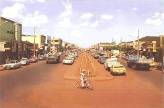 Avenida Marcelino Pires, Centro de Dourados, em 1976 (Foto: Divulgação)