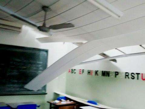 Vento atinge 80 km/h e causa p&acirc;nico em alunos ao destelhar escola