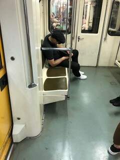 Este não resistiu e desabou de tanto sono no metrô moscovita (Foto: Paulo Nonato de Souza)