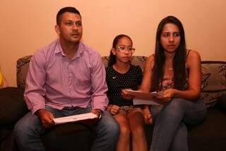 Família espera há três meses por medicamento (Foto: Marcelo Victor)