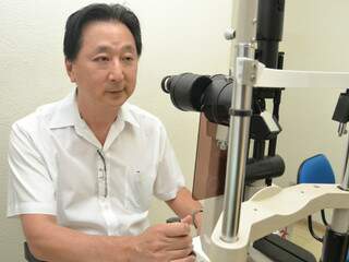 Dr.Sakai explica que catarata e glaucoma estão entre as doenças que mais acometem idosos. (Foto:Minamar Júnior)