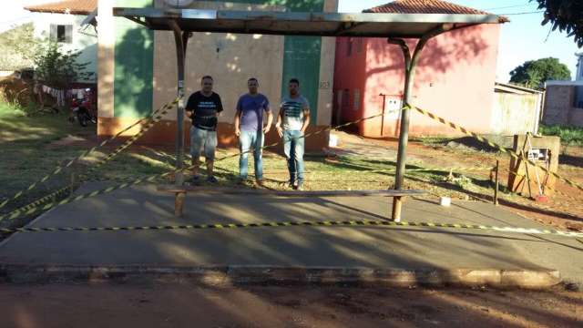 Comunidade se mobiliza e reforma ponto de &ocirc;nibus no Jardim Botafogo