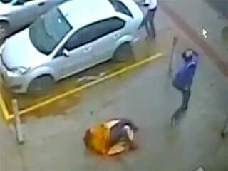 Ladrão armado com revólver derruba comerciante no chão e rouba a mochila com o dinheiro (Foto: reprodução/vídeo) 