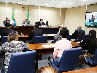 Deputados (no fundo) durante a reunião da CCJ. (Foto: Divulgação ALMS).