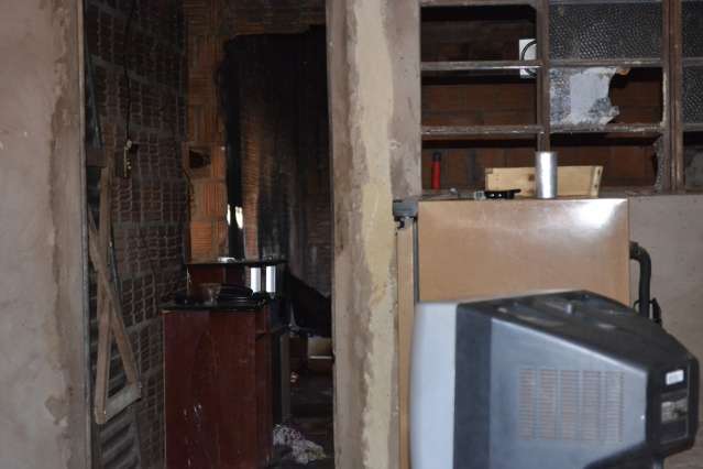 Inc&ecirc;ndio criminoso destr&oacute;i cozinha de casa no Vida Nova 2
