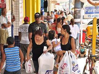 Consumidores lotam centro de Corumbá. (Foto: Diário Online)