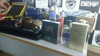 Perfumes, tablets e óculos são alguns dos objetos encontrados no local pela policia (Foto: Guilherme Henri)