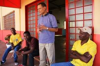 Voluntário reúne haitianos em aulas de Português e dá orientações sobre os direitos trabalhistas (Foto: Marcos Ermínio)