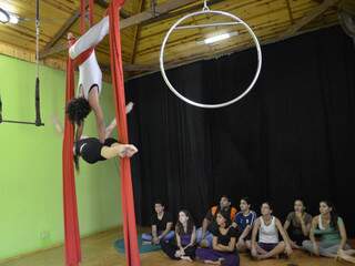 As aulas de circo no galpão do bairro Sargento Amaral.