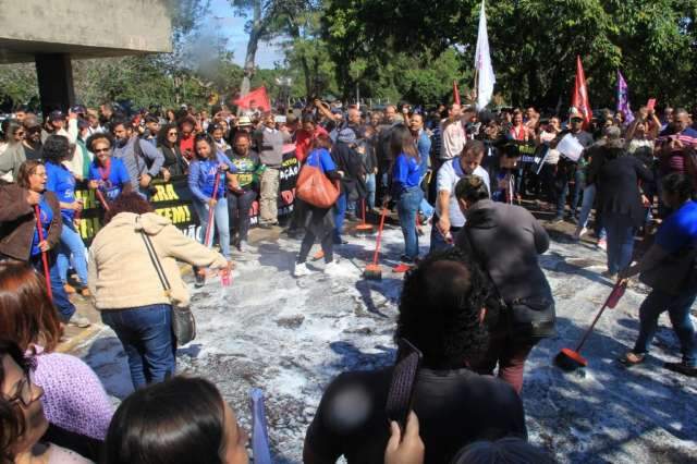 Servidores fazem manifesta&ccedil;&atilde;o em frente &agrave; Secretaria de Educa&ccedil;&atilde;o