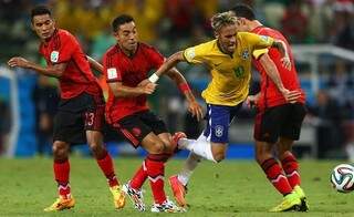 Caçado, nem Neymar conseguiu triunfar diante do goleiro Ochoa (Foto: Getty Images / Fifa)