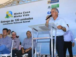 Reinaldo afirma que ex-moradores do &quot;Buracão&quot;, em Iguatemi, agora terão moradias de qualidade. (Foto: Edemir Rodrigues/Subcom)
