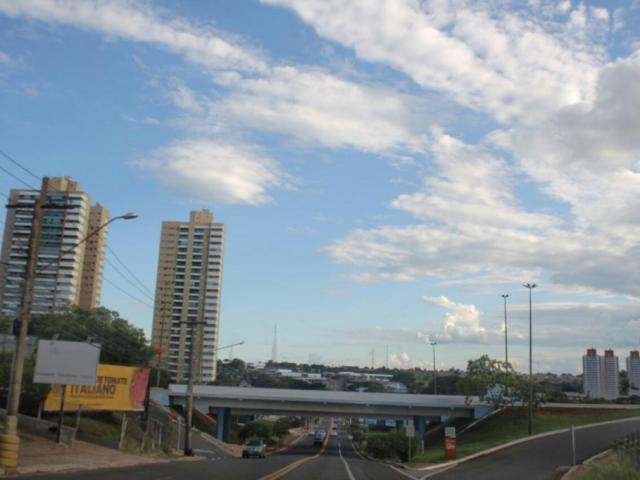 Acompanhado de chuva &agrave; tarde, calor&atilde;o volta aos poucos nesta semana