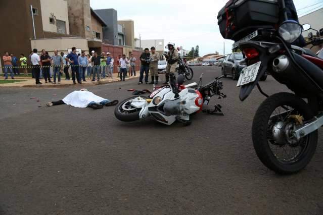 Em colisão com BMW, ciclista morre e pedestre é atingido por