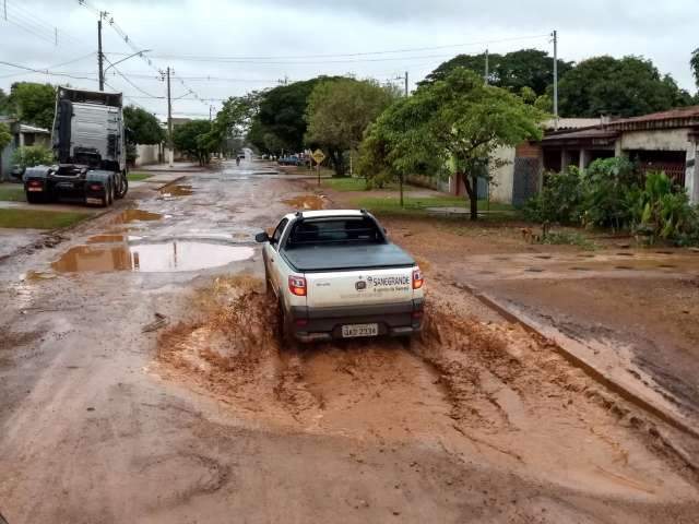 Buraqueira toma conta dos bairros e ruas asfaltadas viram lama&ccedil;al