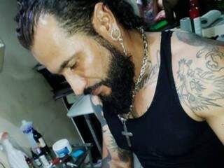 Nicanor em seu estúdio de tatuagem em Ponta Porã. (Foto: BrasiguaioNews) 
