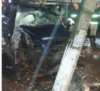 O veículo bateu em dois postes na Avenida Marcelino Pires. (Foto Rádio 94 FM)