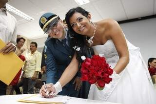 Por amor à mulher e à Polícia. Silvana Gomes casou fardada e Veronice de noiva. As duas agora assinam Lacerda.  (Fotos: Cleber Gellio)