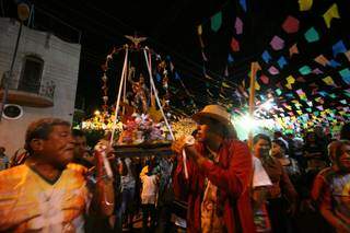 Cada festeiro desce seu andor no dia 23 de junho para banhar o santo no Rio Paraguai.(Foto: Arquivo/Saul Schramm)