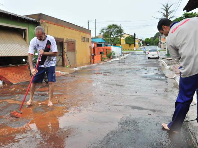  Chuva inunda casas e causa desespero em rua do Coophatrabalho