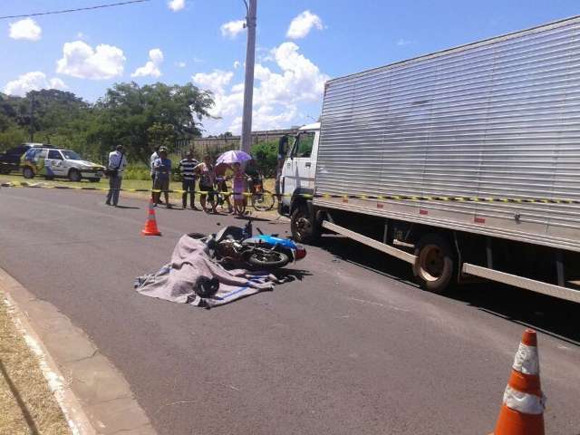 Acidente entre moto e caminh&atilde;o mata mulher de 28 anos na Capital