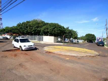 Rotatória vira pista em cruzamento com 25 buracos no Jardim São Bento