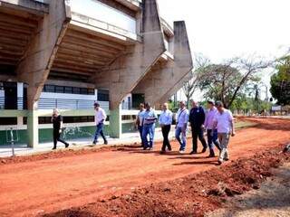 Representantes da CBV, prefeitura e governo chegam ao Guanandizão para vistoria (Foto: Barbosa/Divulgação)