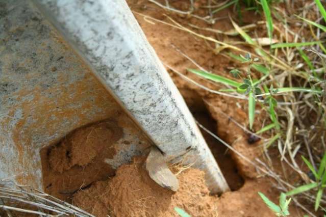 Poste amea&ccedil;a cair e &eacute; sustentado por fia&ccedil;&atilde;o no Jardim Santa Felicidade