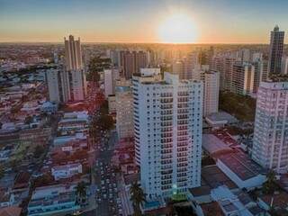 Vista área de Campo Grande mostrando o pôr do sol (Foto: Porcimadecg)