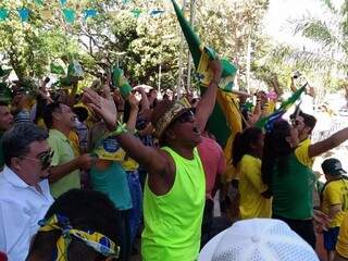Torcedores comemoram gol do Brasil na Praça do Rádio. (Foto: Kleber Clajus).