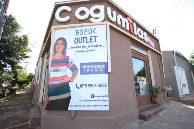 Outlet surpreende pela qualidade com super estoque de camisas e vestidos 