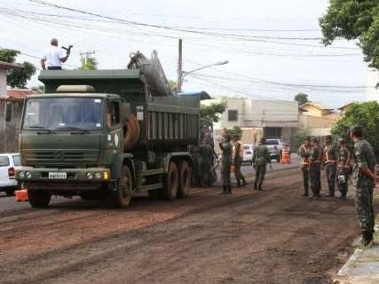 Exército fecha ruas para obras de drenagem e asfalto no bairro Amambaí