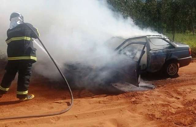 Ve&iacute;culo tem curto-circuito e pega fogo no meio da estrada