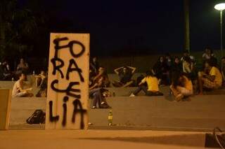 Manifestantes levaram mensagens de repúdio ao protesto (Foto: Cleber Gellio)