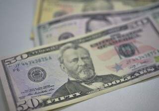 D&oacute;lar cai 2,5%, cotado a R$ 3,80 depois da interven&ccedil;&atilde;o do Banco Central