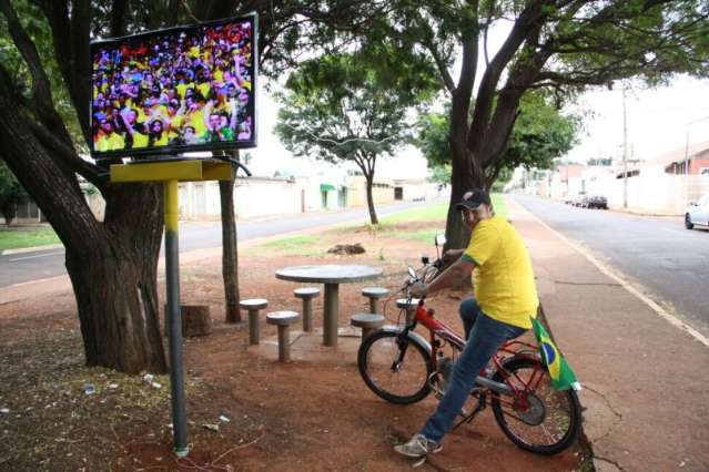 Com TV de 50 polegadas comprada em “vaquinha” , avenida vira point 